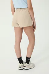 Short color beige de microfibra elastizada con solapas a los costados.