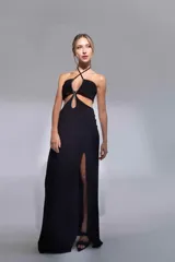 Vestido largo de fiesta color petróleo, con escote halter, abertura en el abdomen y tajo lateral.