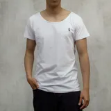 Remera blanca de algodón con cuello ancho y logo bordado en el pecho.