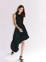 Vestido midi color salmón de tela sedosa, con cuello bote y espalda descubierta con moño.