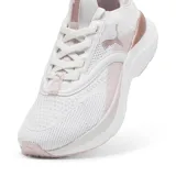Championes Puma Softride Mayve color blanco con detalles en rosa.