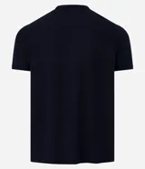Chomba celeste de corte slim, confeccionada en tejido piquet texturizado, con cuello mao, cierre frontal con botones y mangas cortas.