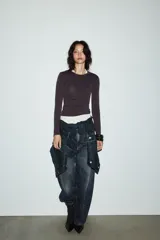 Camiseta de manga larga con cuello redondo y corte ajustado, confeccionada en tejido de mezcla de algodón suave.