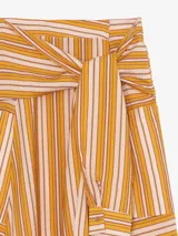 Falda larga cruzada de viscosa y poliamida, color celeste con estampado de líneas diagonales bordó. Presenta silueta amplia, bolsillos laterales y detalle de mangas de camisa incorporadas en la cintura para anudar.