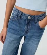 Pantalón wide leg de tiro bajo confeccionado en jean de algodón, con diseño de piernas amplias y bolsillos delanteros y traseros.