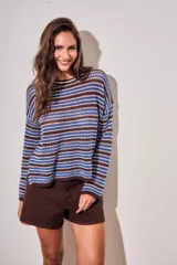 Sweater de punto con diseño de rayas horizontales en tonos ocre, marrón y crudo. Presenta cuello redondo, mangas largas y puños acanalados.