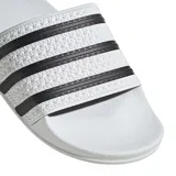 Ojotas Adidas Adilette Slide, color blanco con las tres bandas características de la marca en color negro sobre la banda superior. Diseño ergonómico con suela moldeada para mayor confort.