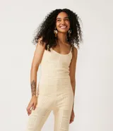 Mono largo de tirantes finos, color crema, confeccionado en punto ganchillo.