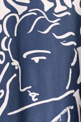 Remera oversized de algodón color azul, con hombros caídos, cuello redondo y estampa gráfica frontal de estilo artístico en tono claro.