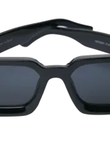 Lentes de sol William de montura gruesa y cuadrada en color negro, con cristales oscuros y protección UV.