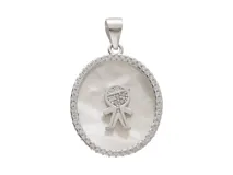 Dije ovalado de plata 925 con fondo de nácar y borde de circonias. Presenta un dije de niño con circonias incrustadas.