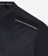 Remera deportiva de corte regular, confeccionada en tejido técnico con tecnología Dry para mayor transpirabilidad. Presenta cuello redondo, mangas cortas y detalles reflectantes y texturizados en los hombros.