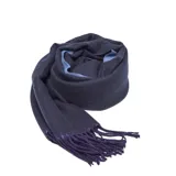 Bufanda de tejido de punto bicolor, con un lado en azul claro y el otro en azul oscuro, terminada con flecos en los extremos.
