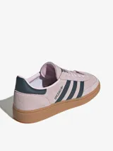Zapatillas Adidas Handball Spezial color lila con detalles en azul marino y suela de goma color caramelo.
