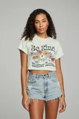 Crop top verde claro con estampado de flores y la frase "Be Kind to Mother Nature".