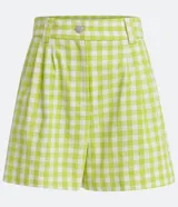 Short corto de lino con estampado de cuadros vichy en verde y blanco, con botón en forma de corazón.
