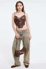 Bustier color burdeos con cierre frontal y breteles finos regulables.