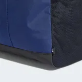 Bolso deportivo Adidas Linear mediano, de color azul marino con base negra y el nombre de la marca impreso en grande en color blanco en el frente. Cuenta con doble manija de mano y tira ajustable para el hombro.