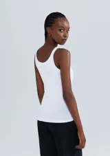 Musculosa ajustada color crema, con cuello redondo y tejido acanalado.