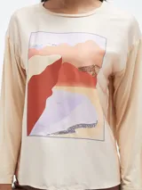 Blusa de manga larga color azul, con cuello redondo y estampa frontal geométrica con detalles de lentejuelas y texto.
