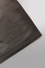 Cubre cuello de tejido técnico térmico elástico con lana, color gris oscuro. Presenta diferentes texturas de tejido para facilitar la transpiración y termorregulación.