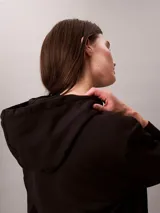 Buzo con capucha Calvin Klein de corte clásico, confeccionado en mezcla de algodón y poliéster. Presenta cordones ajustables en la capucha, puños y dobladillo con terminación en punto canalé, y el logotipo de la marca bordado de forma sutil en el pecho.