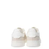 Championes urbanos de diseño minimalista, color blanco, con cierre de cordones y suela plana de goma.
