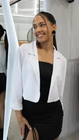 Blazer corto blanco con solapas y mangas 3/4 arremangadas.