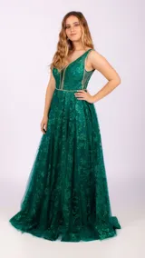 Vestido largo de fiesta color petróleo, con escote en V y falda amplia de tul bordado con lentejuelas.