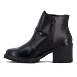 Bota de caña media confeccionada en cuero negro, con elástico lateral, tira decorativa con hebilla metálica y taco cuadrado con suela track.