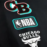 Remera de manga corta color negro, con cuello redondo y diseño deportivo con estampa frontal de los Chicago Bulls.