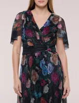 Vestido largo plisado con estampado floral, escote en V cruzado, mangas cortas fluidas y falda maxi con movimiento.