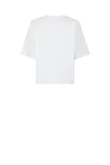 Remera blanca de corte holgado con mangas cortas acampanadas, cuello redondo y apliques de strass con forma de conchas en el frente.