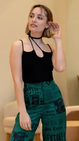 Top negro con breteles finos y escote asimétrico con abertura.