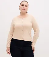 Cardigan de punto color beige con cuello redondo y cierre frontal con botones, de manga larga y diseño entallado.