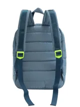 Mochila pequeña acolchada color rosa con detalles en morado, cierre principal con doble cremallera, bolsillo frontal con cremallera, bolsillo interno con cierre y red, correas ajustables y logo de la marca en la parte inferior.