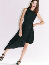 Vestido midi color salmón de tela sedosa, con cuello bote y espalda descubierta con moño.