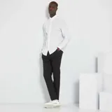 Camisa blanca de corte recto, con cuello clásico y mangas largas.