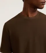 Remera de manga corta con cuello redondo, confeccionada en tejido texturizado de mezcla de algodón y poliéster en color blanco.