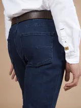 Jean de calce slim fit, color azul medio.