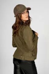 Chaqueta roja de gamuza sintética, estilo biker, con cierre asimétrico, solapas con botones a presión y bolsillos con cierre.