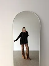 Conjunto de dos piezas compuesto por un buzo de cuello redondo y mangas largas con diseño holgado y un pantalón de corte recto y tiro alto. Ambas prendas están confeccionadas en tejido de punto acanalado.