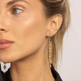 Aros colgantes largos de plata 925 bañada en oro 18k, con pequeñas labradoritas a lo largo y una labradorita más grande en forma de lágrima en el extremo.