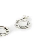 Par de aros tipo argolla de plata 925 con diseño trenzado.