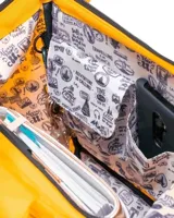 Mochila urbana Cabaia modelo Adventurer, color amarillo, con diseño de apertura amplia, asas superiores reforzadas, bolsillo frontal con cierre y parche de cuero sintético con logo de la marca.