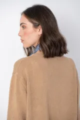 Cardigan celeste con cuello a la base, de lana, cashmere, acrílico y viscosa.