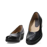 Zapato de cuero color marrón con taco cuña bajo y suela de goma negra. Presenta costuras decorativas en la parte frontal y un diseño de corte clásico.