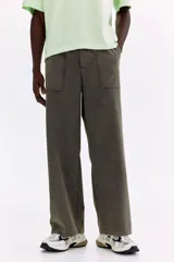 Pantalón jogger gris oscuro de punto grueso, con cintura elástica, cordón ajustable, bolsillos frontales de parche y piernas rectas.