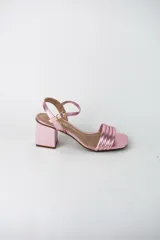 Sandalias de fiesta metalizadas color celeste, con taco cuadrado de 4 cm, tiras delanteras acolchadas y tira ajustable al tobillo con hebilla dorada.