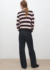 Sweater de punto con estampado de rayas horizontales en color marrón y rosado, de corte recto, con cuello redondo y manga larga.